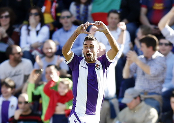Rossi ghi bàn giúp Valladolid hạ Barcelona.